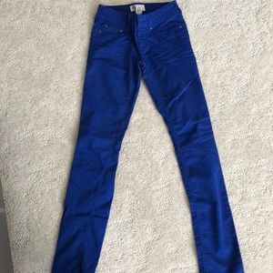 Blue straight leg jegging.